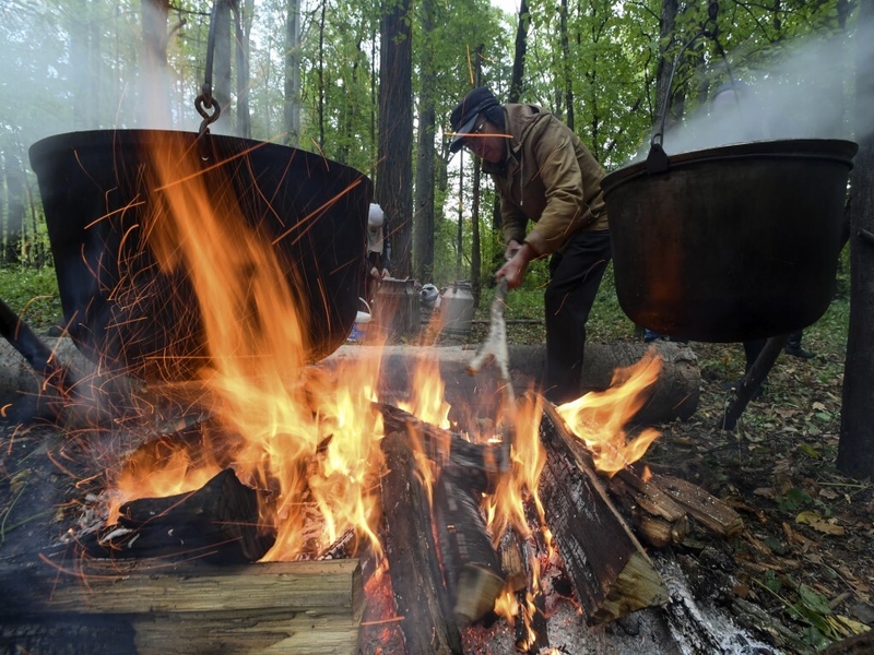 Разведение костра, использование открытого огня для приготовления пищи.